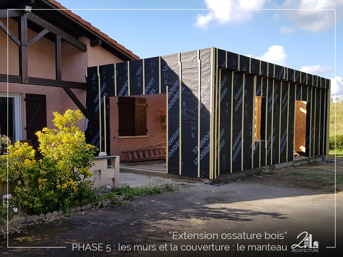 Suivez le chantier de la construction d'une extension en ossature bois. Phase 5, les murs et la couverture (le manteau)