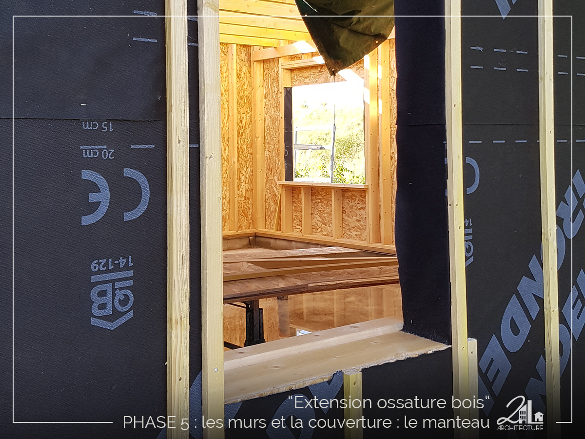 Suivez le chantier de la construction d'une extension en ossature bois. Phase 5, les murs et la couverture (le manteau)