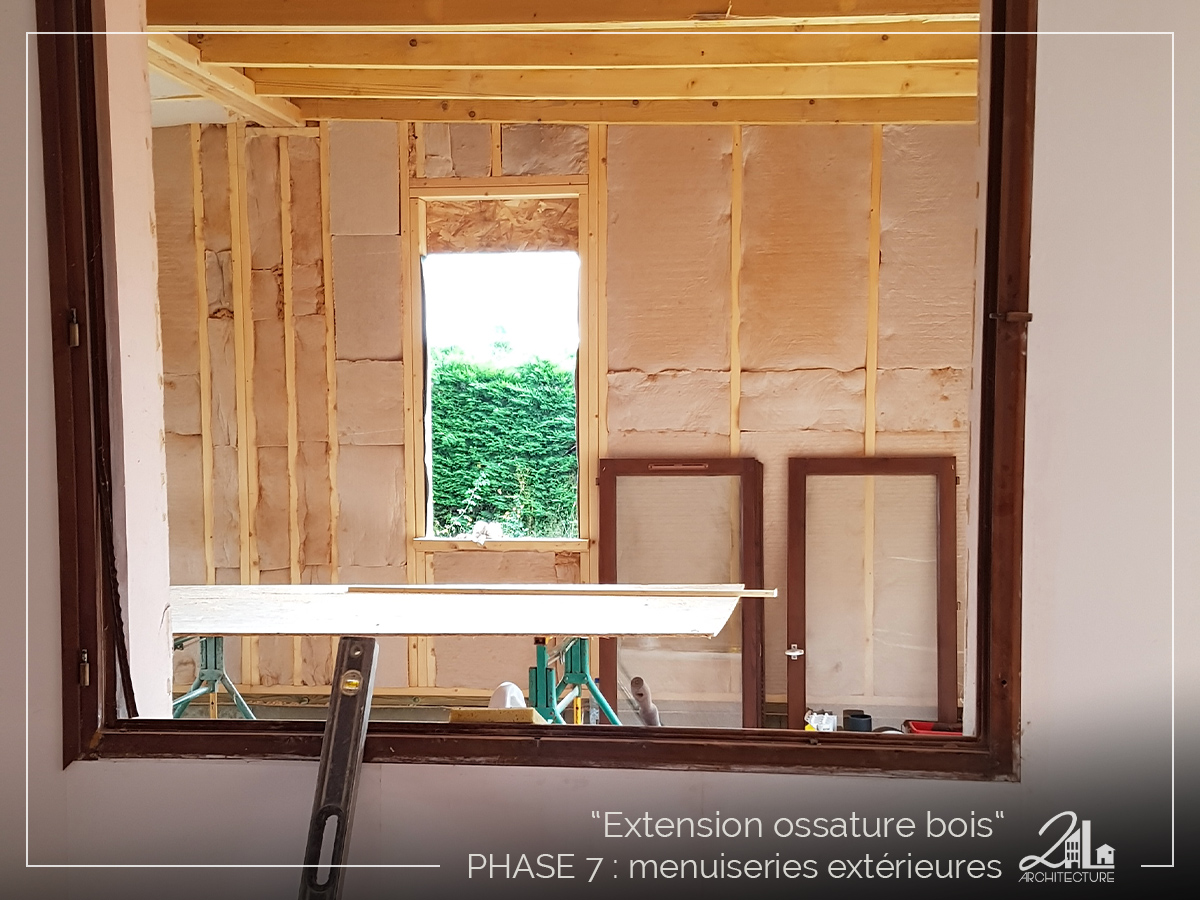 Suivez le chantier de la construction d'une extension en ossature bois. Phase 7, les menuiseries extérieures