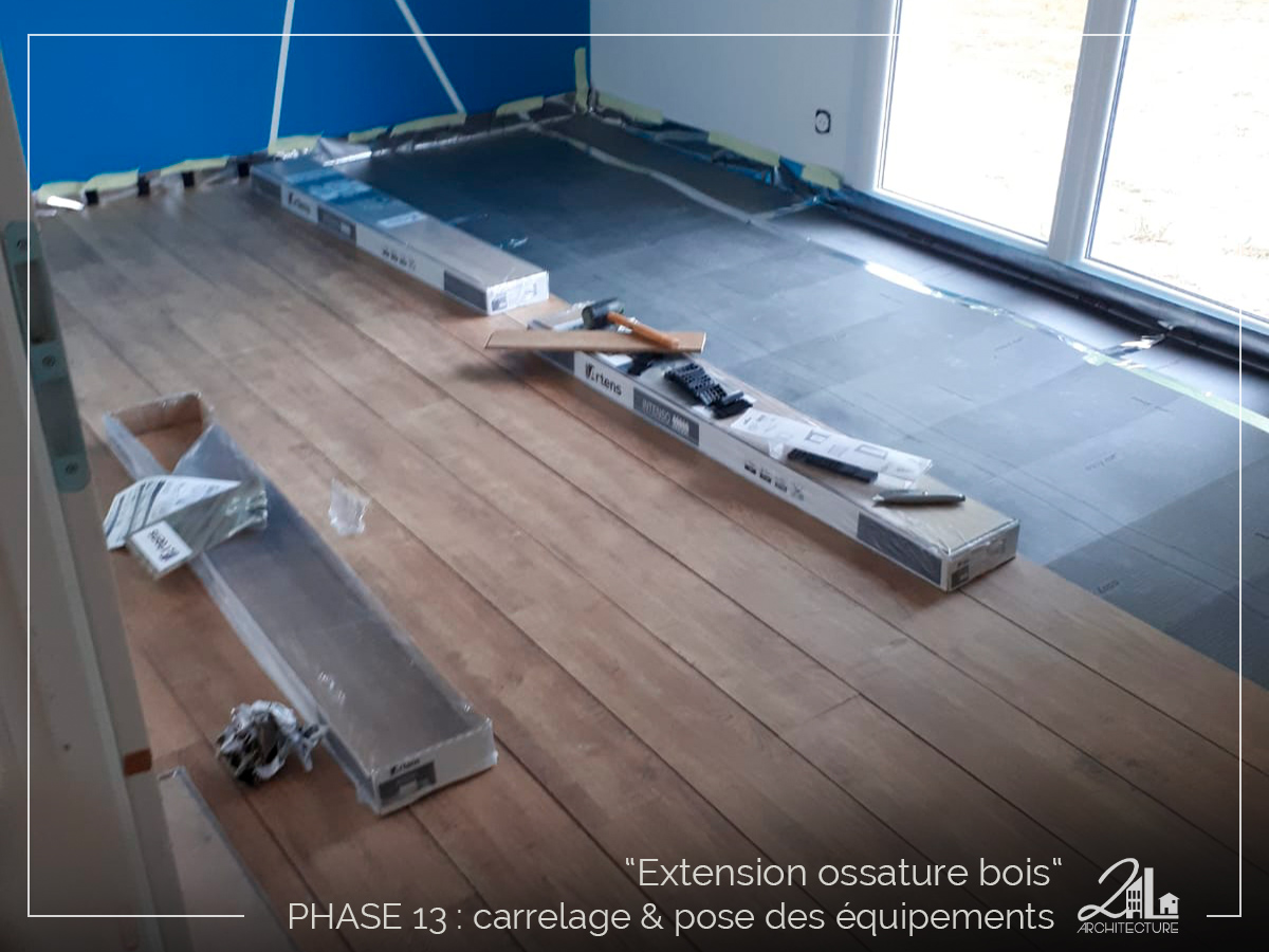 Suivez le chantier de la construction d'une extension en ossature bois. Phase 13, le carrelage et la pose des équipements