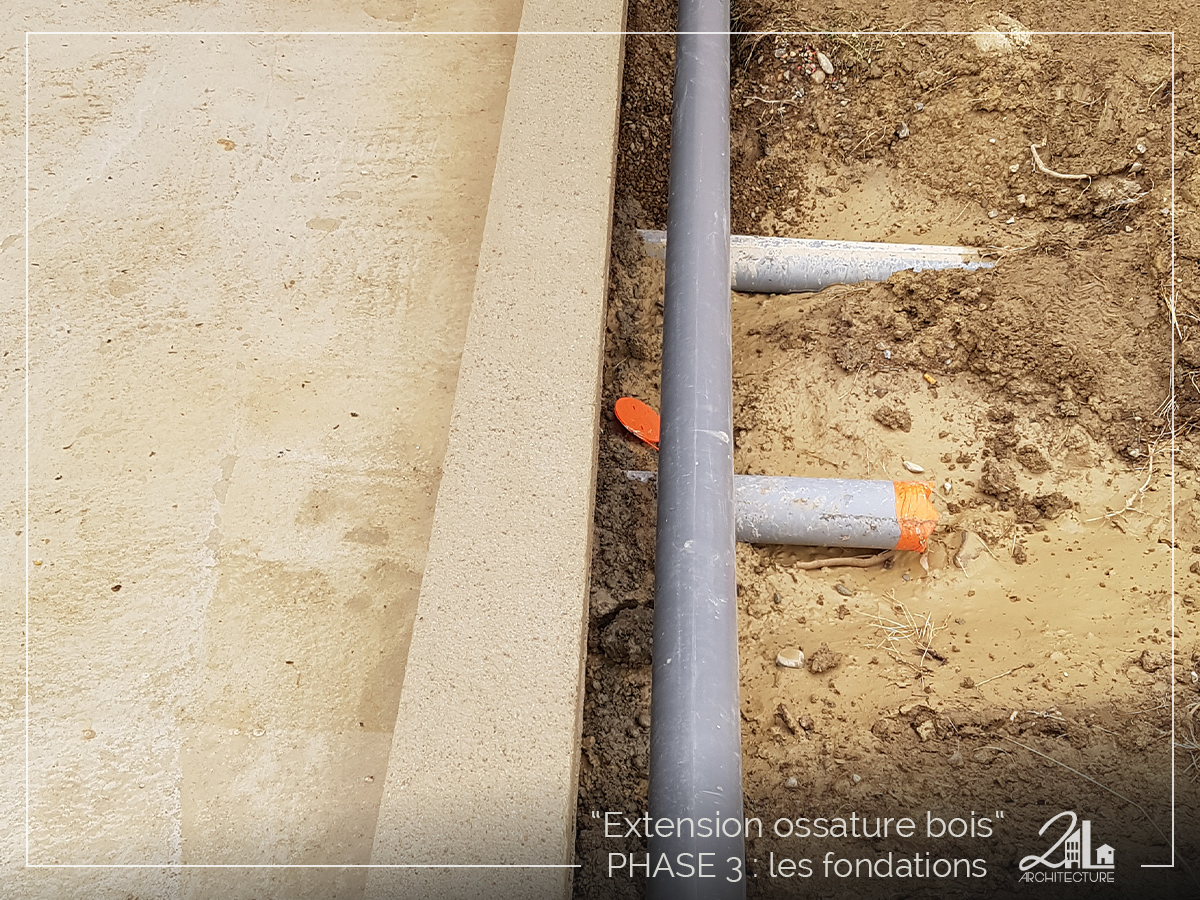 Suivez le chantier de la construction d'une extension en ossature bois. Phase 3, les fondations